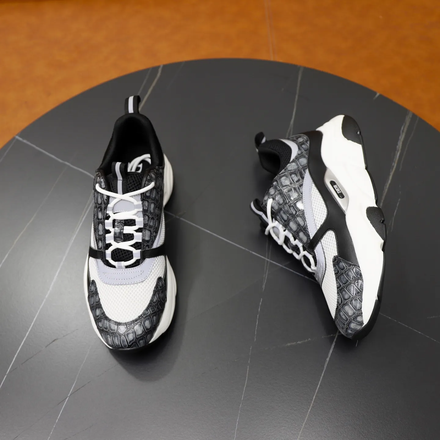Ex-factory price: 500💰🙅‍♂️🙅‍♂️🙅‍♂️ Brand: Dior DIOR Standard code: 38-44 (45, 46 customized) Grade: Same as the official website Material: Original leather splicing Comfortable and breathable lining Original wear-resistant outsole Style category: Men's fashionable casual shoes Running sneakers Noble luxury brand elements Top luxury Color: actual picture color